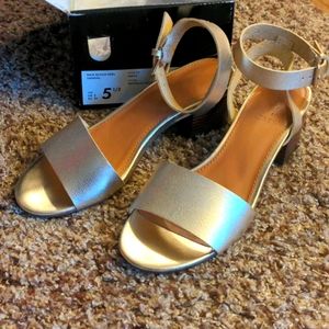 Block heel sandal, gold, size 5.5